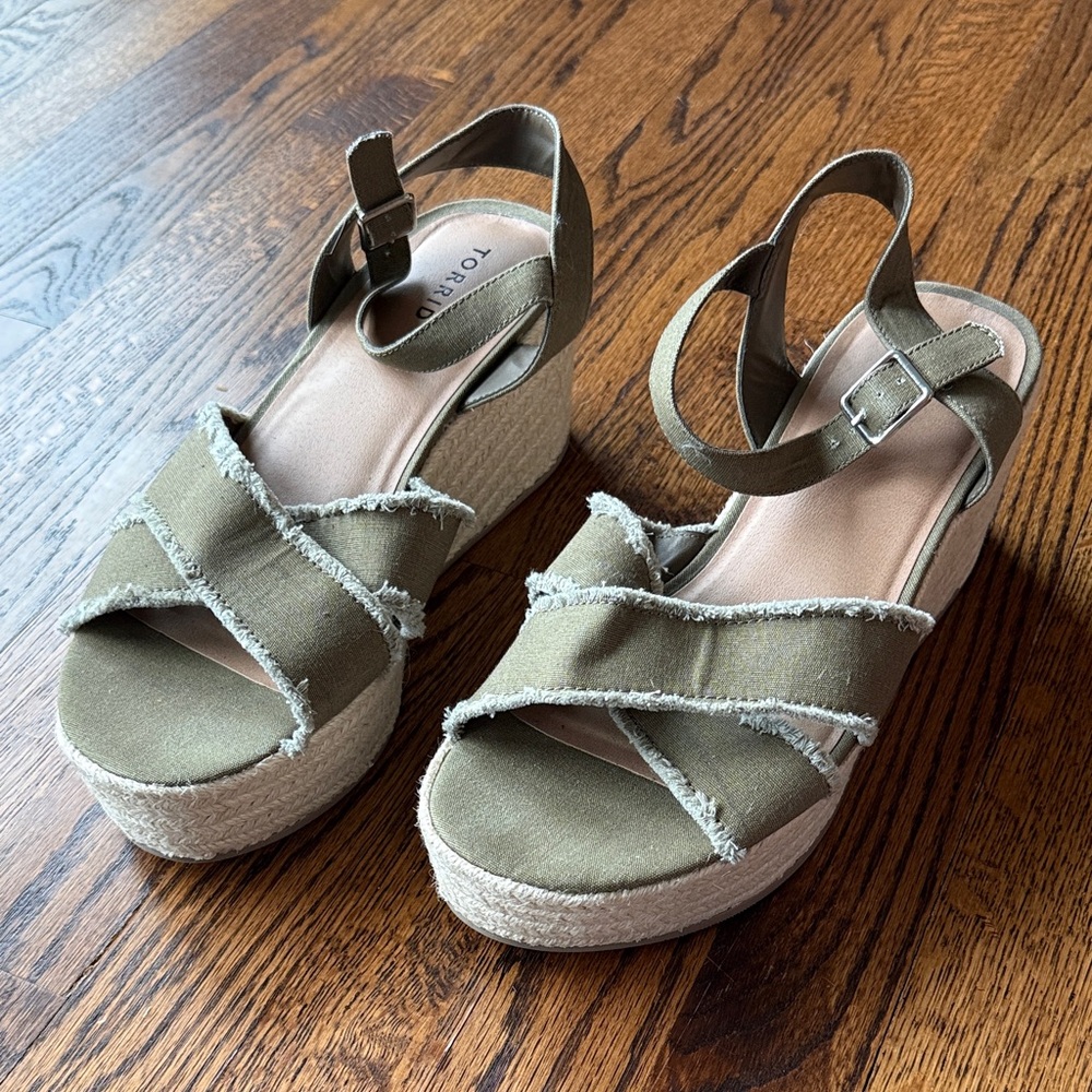 B33 Torrid Women Khaki Frayed Strap Buckle Wedge Sandals